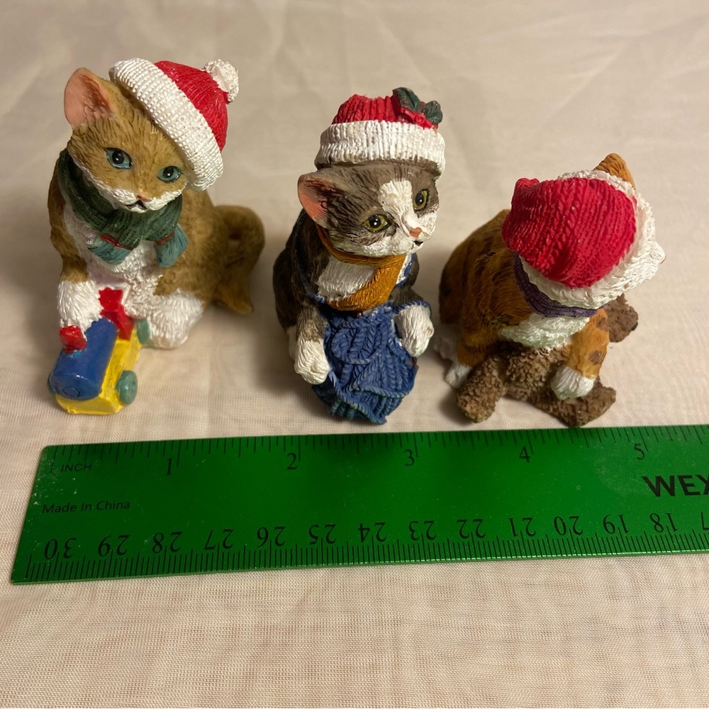 Vintage cat figurine lot Holiday Christmas Cats Santa hat 3 kitties Playing 90s - Picture 10 of 16